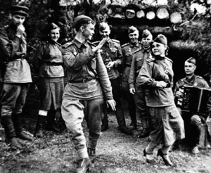Советские солдаты танцуют в минуты отдыха